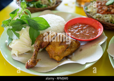 Pecel Ayam, indonesische Fried Chicken lalapan penyet Stockfoto