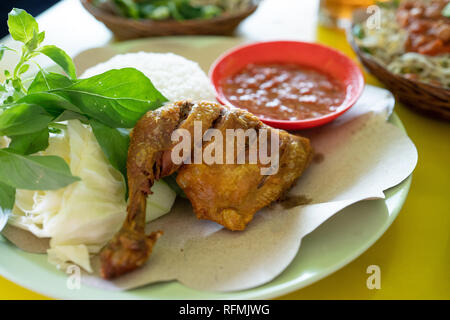 Porträt einer Art der indonesischen Gericht in der essensstände dieses pecel ist ayam Stockfoto