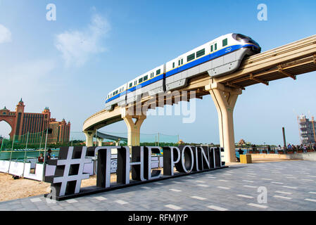 Dubai, Vereinigte Arabische Emirate - Januar 25, 2019: Zug über die Pointe waterfront Dining und Entertainment Ziel neu an der Pal eröffnet läuft Stockfoto