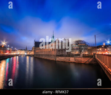 Kirche von Holmen oder als lokal Holmen Kirke in Kopenhagen Dänemark während am frühen Morgen blaue Stunde mit verträumten Wasser im Vordergrund bekannt Stockfoto