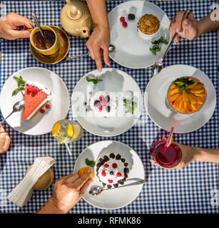 Familie am Tisch essen Erdbeeren desserts Draufsicht Stockfoto