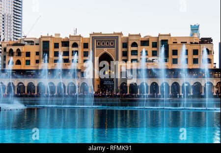 Dubai, Vereinigte Arabische Emirate - 28. September 2018: Fountain Show vor dem Einkaufszentrum Dubai Mall bei Sonnenuntergang, eine der Hauptattraktionen in Dubai, VAE Stockfoto