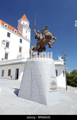 Die Statue von König Svatopluk vor der Burg von Bratislava Stockfoto