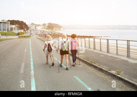 Brest, Frankreich, 28. Mai 2018 drei glückliche Frauen gemeinsam Wandern auf der Straße in der Nähe des Ozeans auf ein Abenteuer Urlaub. Zusammen sprechen während der eine lustige Wanderung. Stockfoto