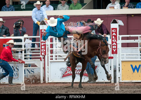 Saddle bronc Rennen in Calgary Stampede, Calgary, Alberta, Kanada Stockfoto