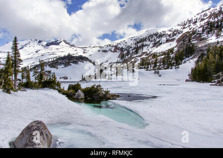 Blick auf den zugefrorenen See und Fontanillis Dicks Höhepunkt im späten Frühjahr. Stockfoto