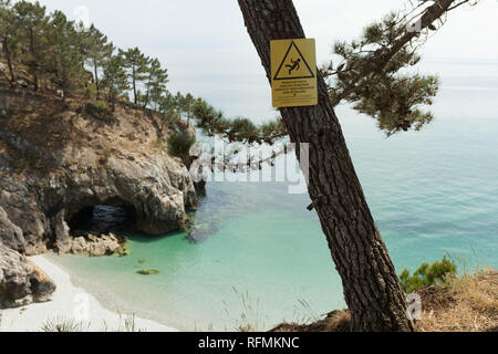 Französische Sprache Gefahr varning Zeichen auf einer Kiefer Nera das Meer. Die Aufmerksamkeit auf den Abgrund. Zeichen für die Sicherheit der Wanderer Crozon, Frankreich 29. Mai 201 Stockfoto