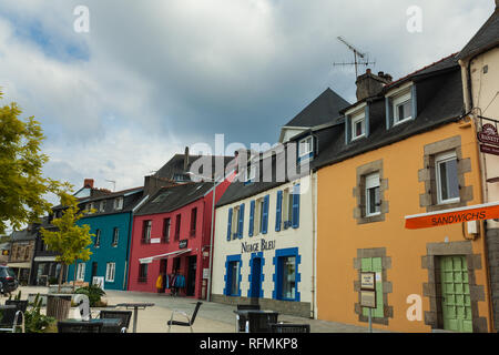 Morgat, Frankreich, 29. Mai 2018 Schöne Aussicht auf malerische schmale Gasse mit historischen traditionellen Häusern und gepflasterten Straße in einer alten Stadt in Europa mit Blu Stockfoto