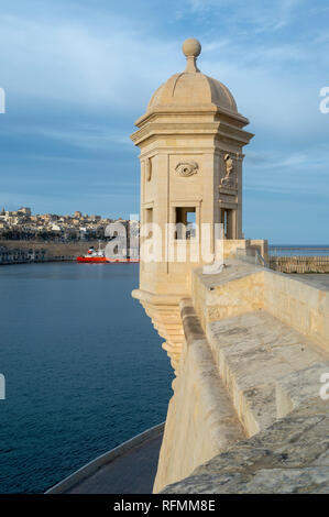 Sentrybox auf Senglea Point, mit der historischen Stadtmauern von Valletta im Abstand Stockfoto