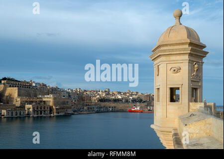 Sentrybox auf Senglea Point, mit der historischen Stadtmauern von Valletta im Abstand Stockfoto