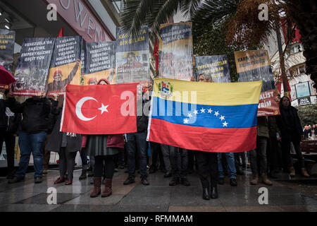 Die Demonstranten werden gesehen, die eine Türkische Flagge zusammen mit einem venezolanischen Flagge während der Demonstration. Der Kommunistischen Partei der Türkei (TKP) in der Nähe des Kad? köy (Istanbul) in der Unterstützung von Nicolás Maduro demonstrieren. Stockfoto