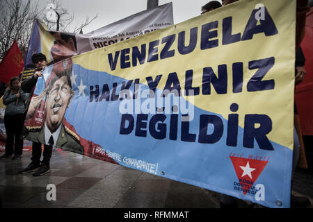 Die Demonstranten werden gesehen, halten ein Banner während der Demonstration. Der Kommunistischen Partei der Türkei (TKP) in der Nähe des Kad? köy (Istanbul) in der Unterstützung von Nicolás Maduro demonstrieren. Stockfoto
