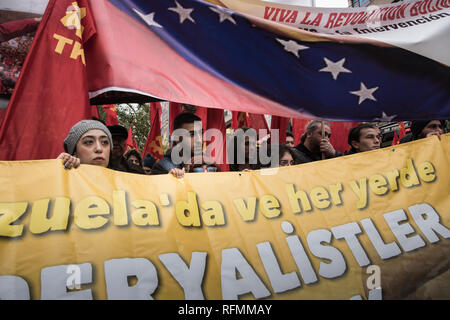 Die Demonstranten werden gesehen, halten ein Banner während der Demonstration. Der Kommunistischen Partei der Türkei (TKP) in der Nähe des Kad? köy (Istanbul) in der Unterstützung von Nicolás Maduro demonstrieren. Stockfoto