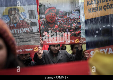 Die Demonstranten werden gesehen, Plakate während der Demonstration. Der Kommunistischen Partei der Türkei (TKP) in der Nähe des Kad? köy (Istanbul) in der Unterstützung von Nicolás Maduro demonstrieren. Stockfoto
