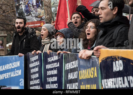 Die protestierenden riefen Slogans sind gesehen halten Plakate hoch, während der Demonstration. Der Kommunistischen Partei der Türkei (TKP) in der Nähe des Kad? köy (Istanbul) in der Unterstützung von Nicolás Maduro demonstrieren. Stockfoto