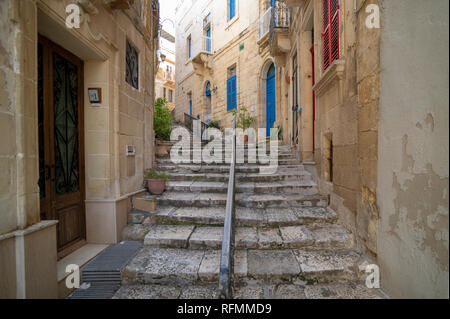 Typischen schmalen trat Straße in Vittriosa, Birgu, Valletta, Malta Stockfoto