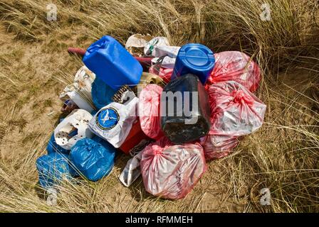 Ein Strand Sammlung von Kunststoffabfällen und Verschmutzung gewaschen oben auf einem Strand in Rhosneigr, Anglesey, North Wales, UK Stockfoto