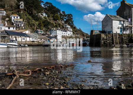 Low Angle View von Polperro Hafen Stockfoto