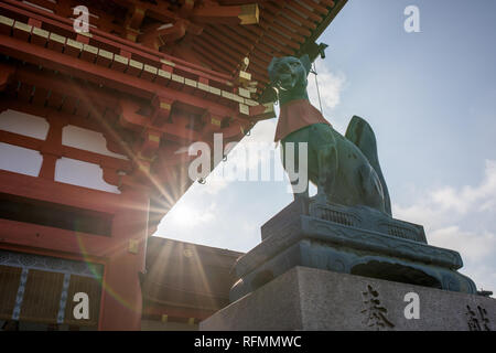 Statue von einem Fuchs, ein Juwel vor Inari Schrein in Fushimi ward in Kyoto, Japan Stockfoto