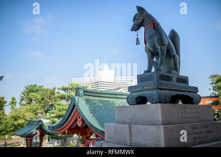 Statue von einem Fuchs, der einen Schlüssel vor Inari Schrein in Fushimi ward in Kyoto, Japan Stockfoto