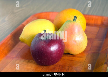 Stillleben mit reife rote Äpfel, Birnen, Zitrone, Orange und Gelb auf Braun Holz- Fach auf Weiß Vorderansicht closeup isoliert Stockfoto