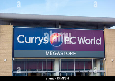 Currys PC-Welt zu speichern. Zeichen außerhalb eines Currys PC-Welt Shop in Stevenage, Großbritannien Stockfoto