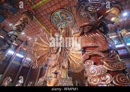 Kanchanaburi. Thailand, Jan 24,2019, Foto Große Guan Yin Bodhisattva aus Holz geschnitzt 12 Meter hoch in Wat Metta Photiyan, ein buddhistischer Tempel in Stockfoto