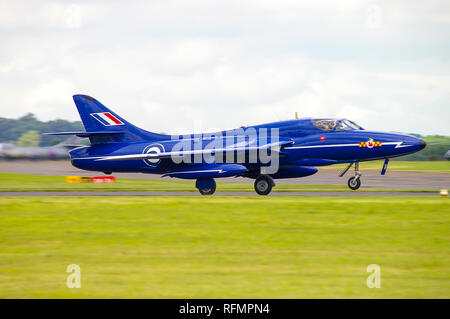 Hawker Hunter T7 Classic Jet startet bei der RAF Waddington Air Show. Ein Vintage-Jet-Kampfflugzeug, das Royal Air Force Blue Display-Flugzeuge repräsentiert Stockfoto