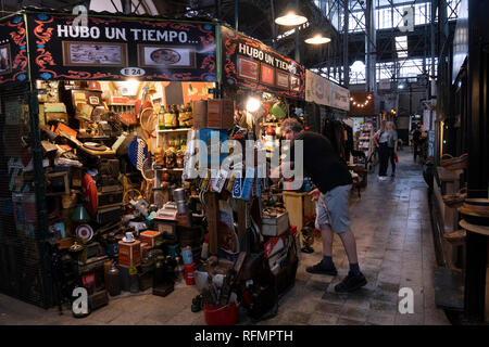 San Telmo Markt, grosse Markthalle im Ancien San Telmo Nachbarschaft der Stadt Buenos Aires, Argentinien. Stockfoto