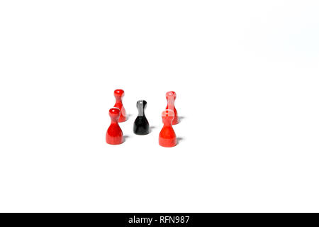 Holzfiguren sind Mitglieder und Führer, isoliert auf weißem Stockfoto