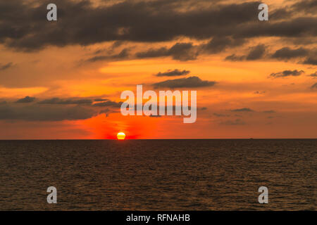 Golden schönen Sonnenuntergang auf dem Meer Stockfoto