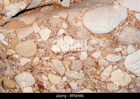 Nahaufnahme Konglomerat rock Inside salnitre Höhlen in Montserrat, Collbató, Katalonien, Spanien Stockfoto