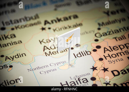 Zypern, die mit einem Fähnchen auf der Karte Stockfoto