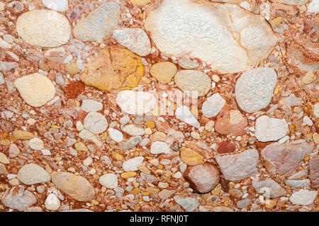 Nahaufnahme Konglomerat rock Inside salnitre Höhlen in Montserrat, Collbató, Katalonien, Spanien Stockfoto