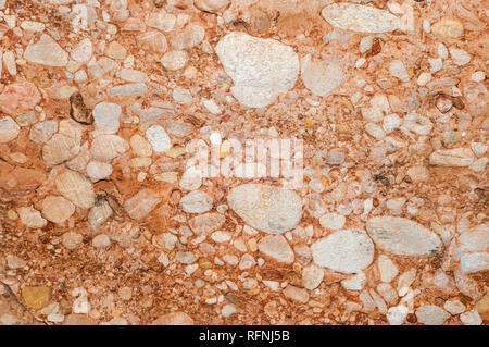 Nahaufnahme Konglomerat rock Inside salnitre Höhlen in Montserrat, Collbató, Katalonien, Spanien Stockfoto