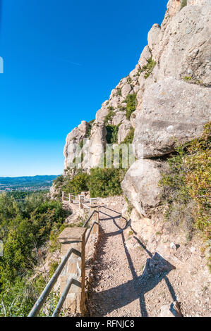 Route durch die Berge von Montserrat in Richtung Salnitre Höhlen, Collbató, Katalonien, Spanien Stockfoto