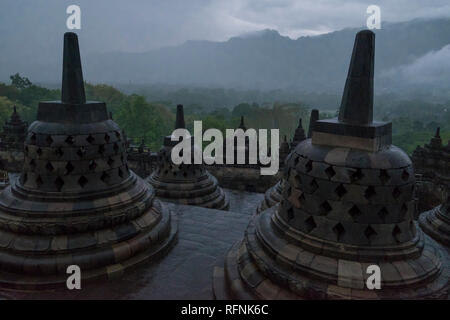 Es ist ein regnerischer Sonnenaufgang über Tempel Borobudur in Java, Indonesien. Stockfoto