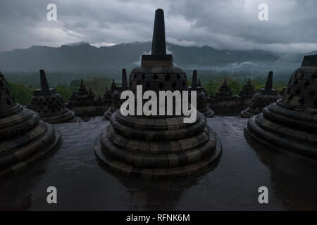 Es ist ein regnerischer Sonnenaufgang über Tempel Borobudur in Java, Indonesien. Stockfoto