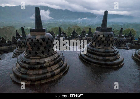 Es ist ein regnerischer Sonnenaufgang über Tempel Borobudur in Java, Indonesien. Stockfoto