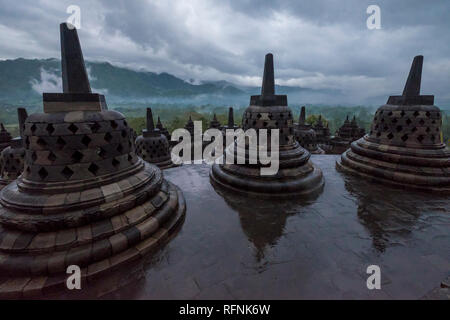 Es ist ein regnerischer Sonnenaufgang über Tempel Borobudur in Java, Indonesien. Stockfoto