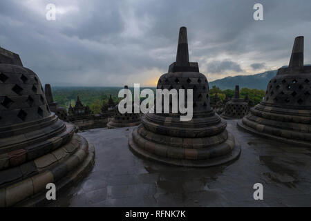 Es ist ein regnerischer Sonnenaufgang über Tempel Borobudur in Java, Indonesien. Stockfoto