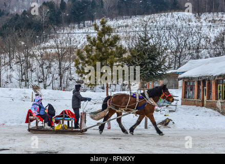 Harbin, China - Feb 23, 2018. Winter Schlittenfahrten mit Pferden bei Snow Village in Harbin, China gezogen. Stockfoto