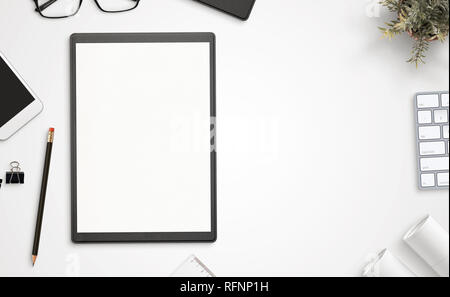 Leeres Papier und Ordner auf Schreibtisch mit Kopie Platz neben. Ansicht von oben, flach. Stockfoto