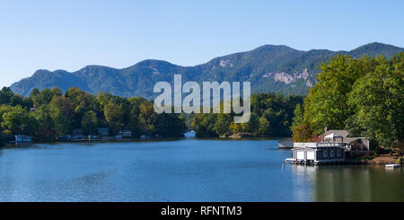 Gebäude entlang der Ufer des Lake Lure, North Carolina, die an einem sonnigen Tag im Oktober 2015 Stockfoto