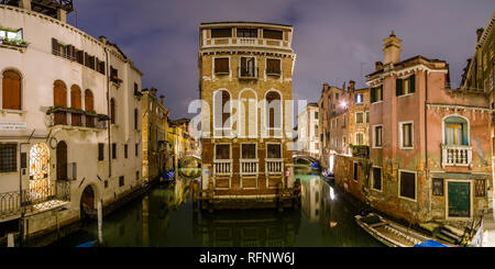 Panoramaaussicht auf schmalen Wasserkanäle durch die maroden Backsteinhäuser des so genannten "schwimmenden Stadt", beleuchtet bei Nacht Stockfoto