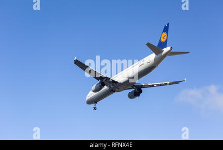 Deutschland, Frankfurt - September 06, 2015: Airbus A 321-131, DD-AIRS der Lufthansa Anflug und Landung am Flughafen Frankfurt Stockfoto