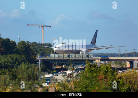 Deutschland, Frankfurt - September 06, 2015: Boeing 777 der United Taxis auf der Start- und Landebahn am Flughafen Frankfurt Stockfoto