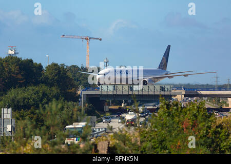 Deutschland, Frankfurt - September 06, 2015: Boeing 777 der United Taxis auf der Start- und Landebahn am Flughafen Frankfurt Stockfoto