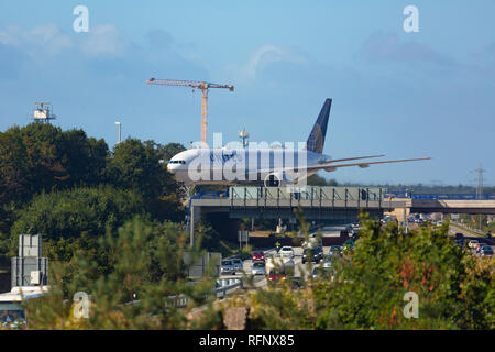 Deutschland, Frankfurt - September 06, 2015: Boeing 777 der United Taxis auf der Start- und Landebahn am Flughafen Frankfurt Stockfoto