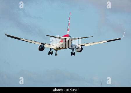 Deutschland, Frankfurt - September 06, 2015: Amerikanische Flugzeuge Ansatz Airlines und Landung am Flughafen Frankfurt Stockfoto